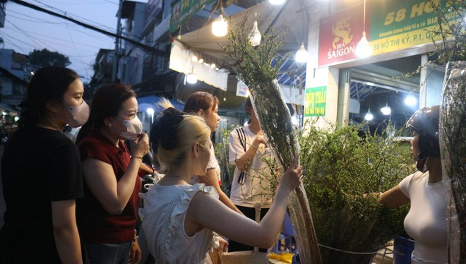 Loại hoa n&agrave;o gi&aacute; 200.000 - 250.000 đồng, b&aacute;n chạy nhất chợ Hồ Thị Kỷ tết n&agrave;y?- Ảnh 6.