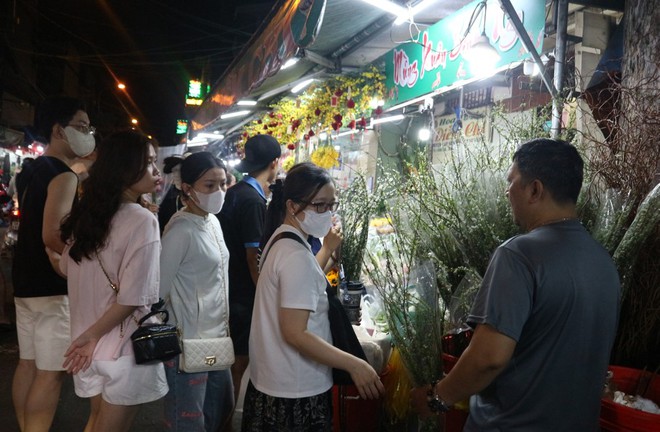 Loại hoa n&agrave;o gi&aacute; 200.000 - 250.000 đồng, b&aacute;n chạy nhất chợ Hồ Thị Kỷ tết n&agrave;y?- Ảnh 7.