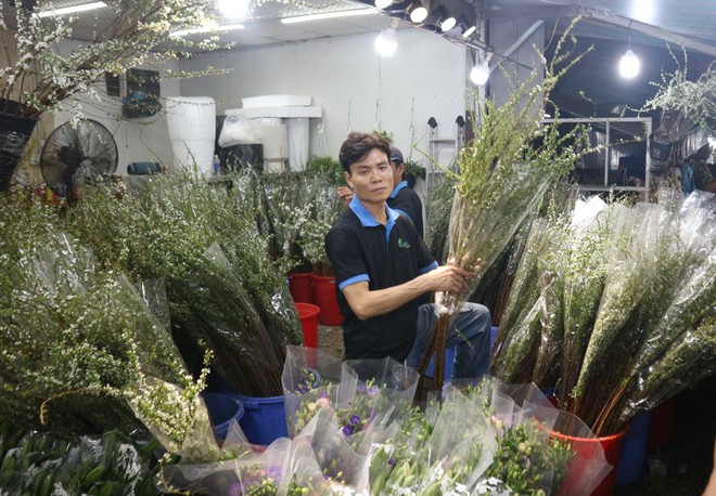 Loại hoa n&agrave;o gi&aacute; 200.000 - 250.000 đồng, b&aacute;n chạy nhất chợ Hồ Thị Kỷ tết n&agrave;y?- Ảnh 8.