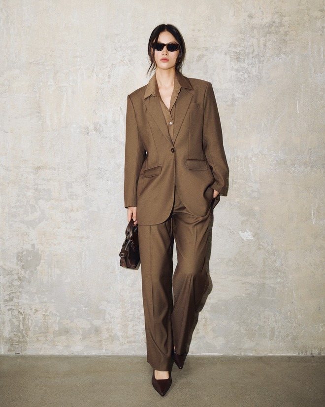 Thu hút nơi công sở đầu năm cùng váy dài, quần ống rộng và giày cao gót- Ảnh 8. Thu hút nơi công sở đầu năm cùng váy dài, quần ống rộng và giày cao gót- Ảnh 8.