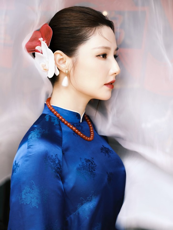 Áo dài xanh dương và khả năng tôn da ấn tượng- Ảnh 9.