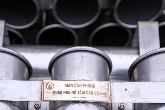 Cận cảnh trận địa pháo hoa chào mừng năm mới Bính Ngọ 2026 tại Hà Nội- Ảnh 7. Cận cảnh trận địa pháo hoa chào mừng năm mới Bính Ngọ 2026 tại Hà Nội- Ảnh 7.