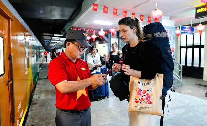 Chuyến tàu cuối cùng năm Ất Tỵ rời thủ đô - Ảnh 8.