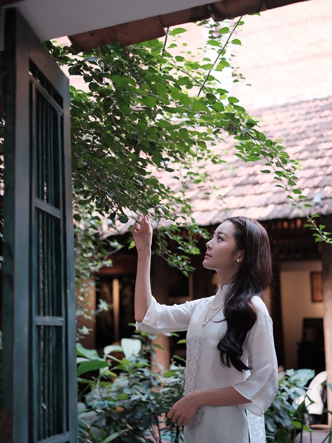 Áo dài trắng thăng hoa trong mùa tết- Ảnh 3.
