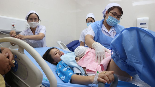 X&uacute;c động khoảnh khắc những 'em b&eacute; B&iacute;nh Ngọ' ch&agrave;o đời đ&uacute;ng thời khắc giao thừa - Ảnh 2.