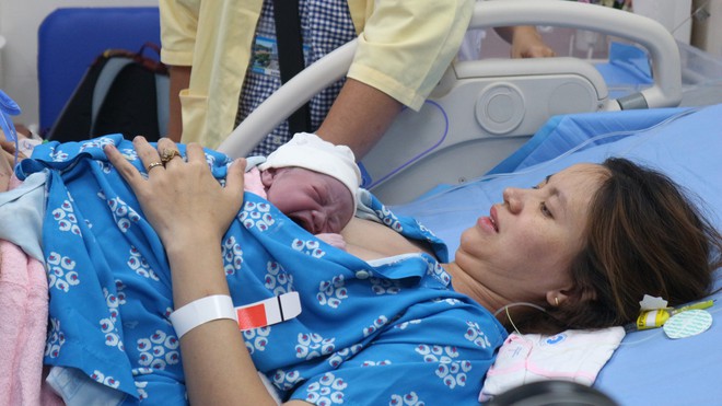 X&uacute;c động khoảnh khắc những 'em b&eacute; B&iacute;nh Ngọ' ch&agrave;o đời đ&uacute;ng thời khắc giao thừa - Ảnh 3.