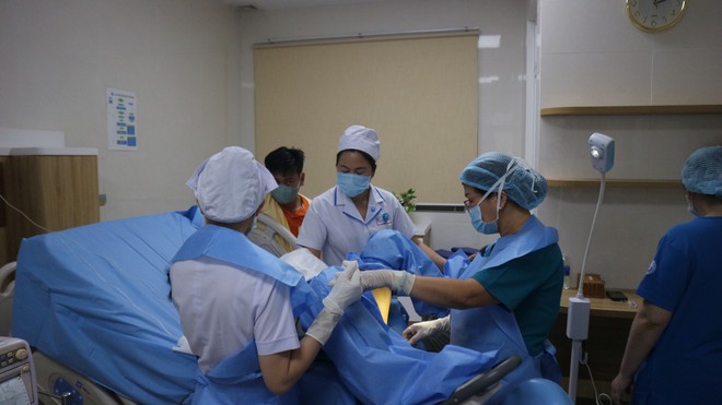 X&uacute;c động khoảnh khắc những 'em b&eacute; B&iacute;nh Ngọ' ch&agrave;o đời đ&uacute;ng thời khắc giao thừa - Ảnh 5.