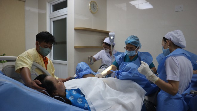 X&uacute;c động khoảnh khắc những 'em b&eacute; B&iacute;nh Ngọ' ch&agrave;o đời đ&uacute;ng thời khắc giao thừa - Ảnh 6.