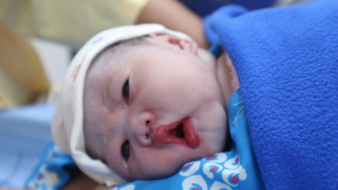 X&uacute;c động khoảnh khắc những 'em b&eacute; B&iacute;nh Ngọ' ch&agrave;o đời đ&uacute;ng thời khắc giao thừa - Ảnh 7.