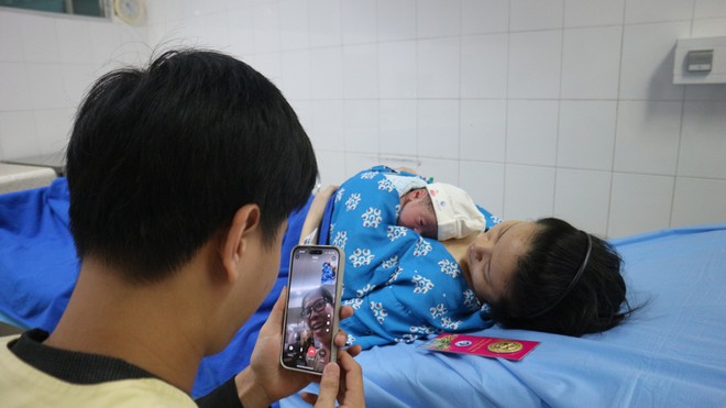 X&uacute;c động khoảnh khắc những 'em b&eacute; B&iacute;nh Ngọ' ch&agrave;o đời đ&uacute;ng thời khắc giao thừa - Ảnh 9.