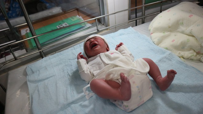 X&uacute;c động khoảnh khắc những 'em b&eacute; B&iacute;nh Ngọ' ch&agrave;o đời đ&uacute;ng thời khắc giao thừa - Ảnh 8.