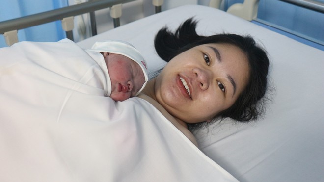 X&uacute;c động khoảnh khắc những 'em b&eacute; B&iacute;nh Ngọ' ch&agrave;o đời đ&uacute;ng thời khắc giao thừa - Ảnh 11.