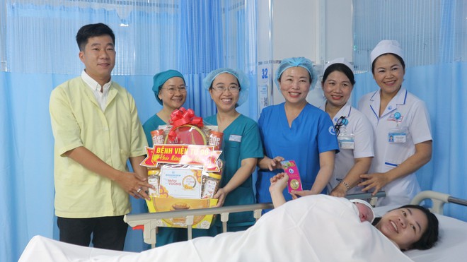 X&uacute;c động khoảnh khắc những 'em b&eacute; B&iacute;nh Ngọ' ch&agrave;o đời đ&uacute;ng thời khắc giao thừa - Ảnh 12.