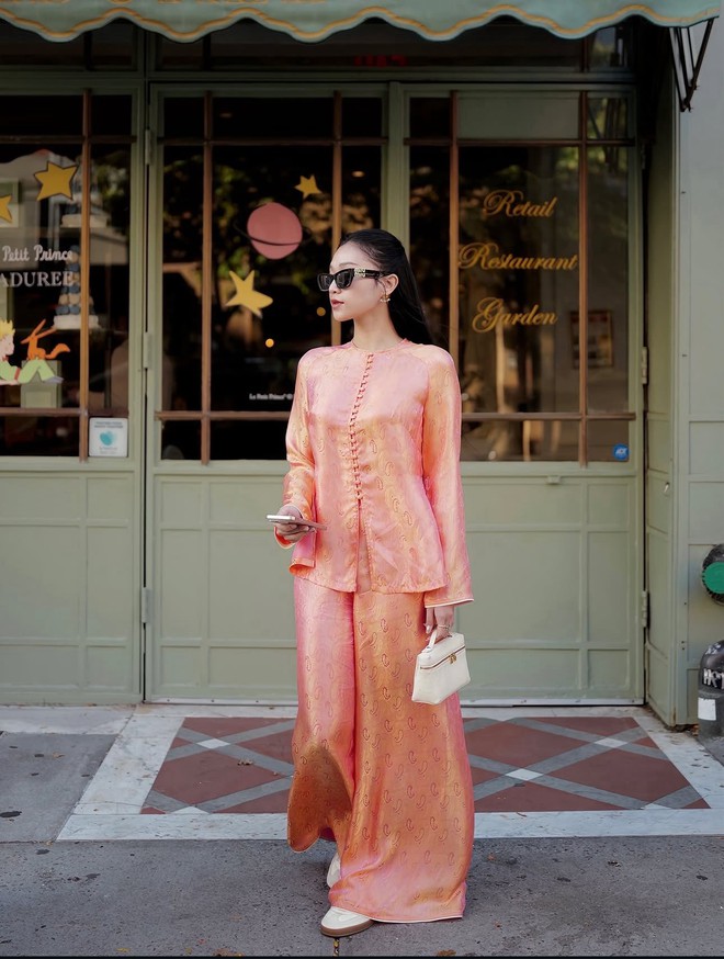 Ngoài áo dài, đây là những gợi ý mặc đẹp ngày đầu năm- Ảnh 3. Ngoài áo dài, đây là những gợi ý mặc đẹp ngày đầu năm- Ảnh 3.