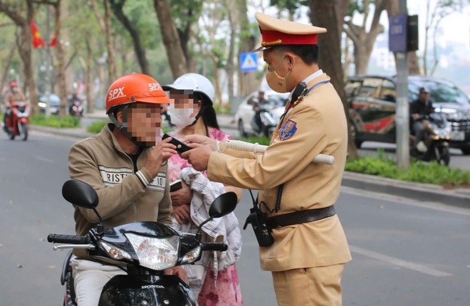 CSGT to&agrave;n quốc đồng loạt ra qu&acirc;n xử l&yacute; vi phạm nồng độ cồn- Ảnh 1.