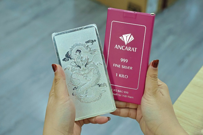Gi&aacute; v&agrave;ng tiếp tục 'rơi', đang thấp nhất gần 5 th&aacute;ng qua - Ảnh 2.
