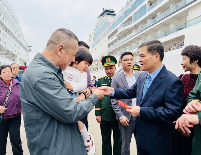 2 du thuyền mang gần 2.400 khách quốc tế xông đất Hạ Long- Ảnh 1. 2 du thuyền mang gần 2.400 khách quốc tế xông đất Hạ Long- Ảnh 1.