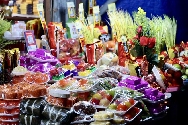 Phủ Tây Hồ nêm kín người lễ ngày mùng 1 tết Bính Ngọ- Ảnh 4. Phủ Tây Hồ nêm kín người lễ ngày mùng 1 tết Bính Ngọ- Ảnh 4.