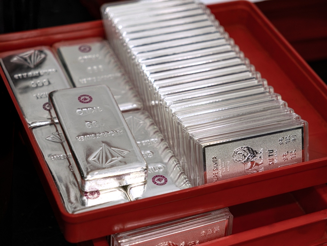 Gi&aacute; v&agrave;ng, gi&aacute; bạc đồng loạt 'lao dốc' - Ảnh 2.