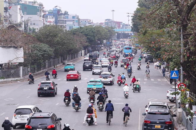 Bất ngờ đường phố Hà Nội ngày mùng 2 tết Bính Ngọ- Ảnh 3. Bất ngờ đường phố Hà Nội ngày mùng 2 tết Bính Ngọ- Ảnh 3.