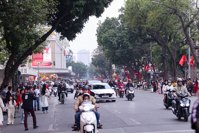 Bất ngờ đường phố Hà Nội ngày mùng 2 tết Bính Ngọ- Ảnh 4. Bất ngờ đường phố Hà Nội ngày mùng 2 tết Bính Ngọ- Ảnh 4.