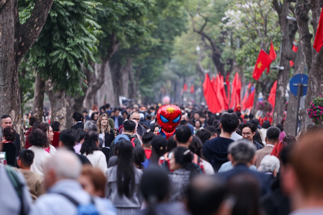 Bất ngờ đường phố Hà Nội ngày mùng 2 tết Bính Ngọ- Ảnh 7. Bất ngờ đường phố Hà Nội ngày mùng 2 tết Bính Ngọ- Ảnh 7.