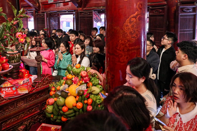 Bất ngờ đường phố Hà Nội ngày mùng 2 tết Bính Ngọ- Ảnh 14. Bất ngờ đường phố Hà Nội ngày mùng 2 tết Bính Ngọ- Ảnh 14.