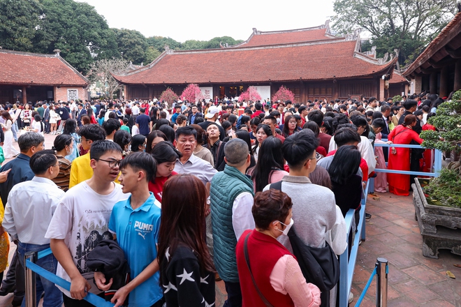 Bất ngờ đường phố Hà Nội ngày mùng 2 tết Bính Ngọ- Ảnh 13. Bất ngờ đường phố Hà Nội ngày mùng 2 tết Bính Ngọ- Ảnh 13.