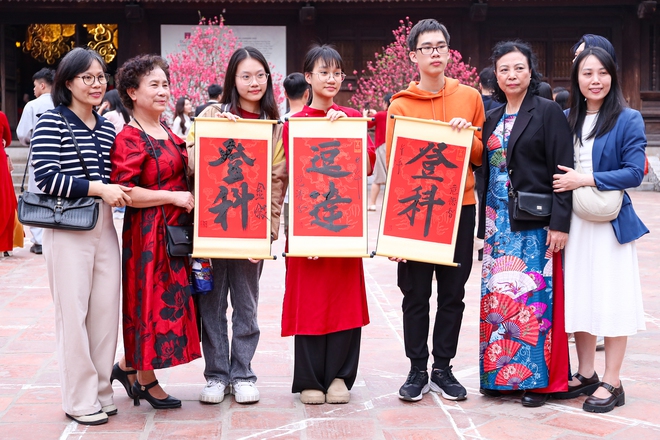 Bất ngờ đường phố Hà Nội ngày mùng 2 tết Bính Ngọ- Ảnh 15. Bất ngờ đường phố Hà Nội ngày mùng 2 tết Bính Ngọ- Ảnh 15.