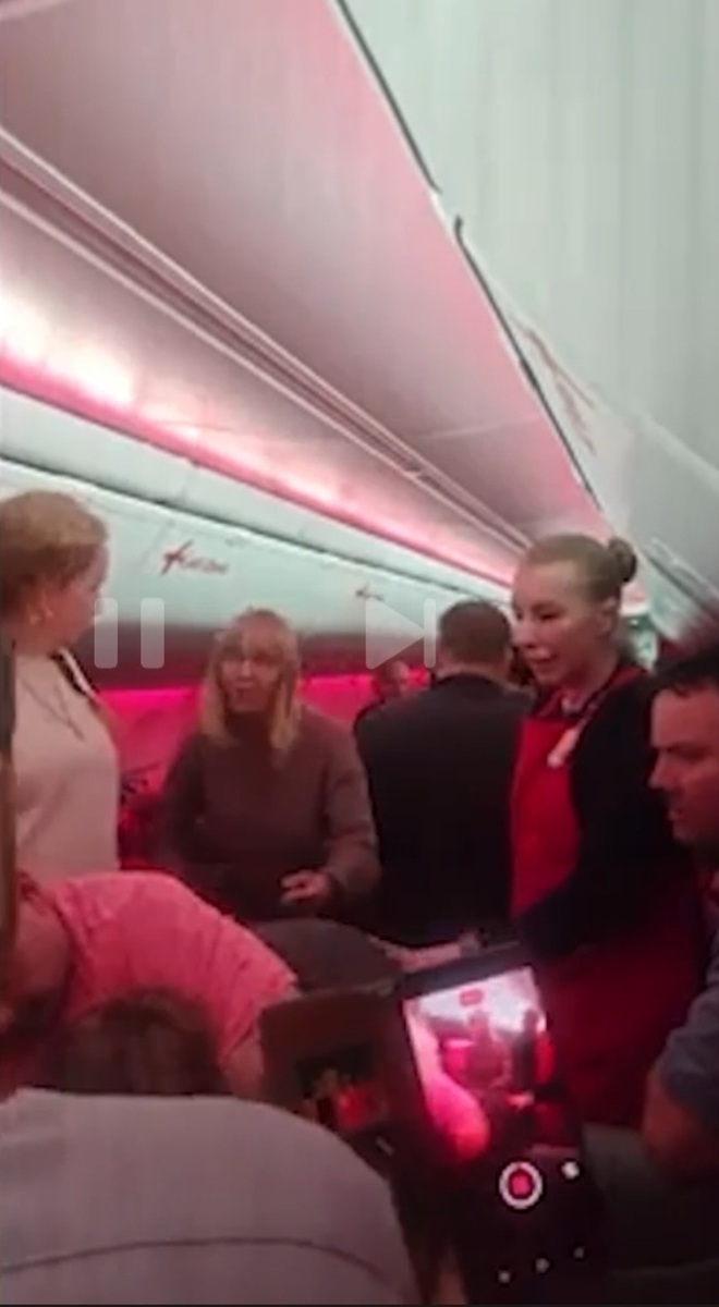 Hành khách đánh nhau trên không, máy bay hạ cánh khẩn cấp- Ảnh 1. Hành khách đánh nhau trên không, máy bay hạ cánh khẩn cấp- Ảnh 1.