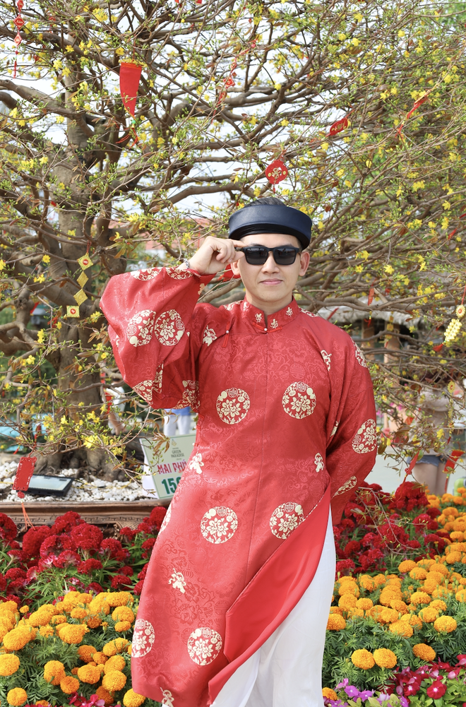 'Cụ mai' 150 tuổi bung nở ở Cần Giờ, du kh&aacute;ch n&ocirc; nức xin lộc đầu năm- Ảnh 6.