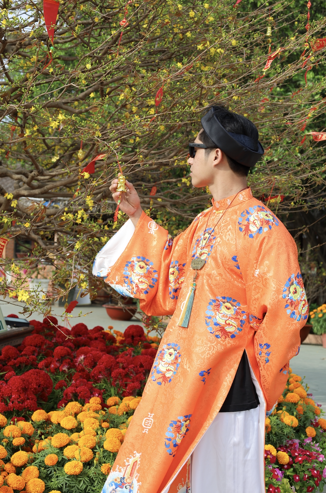 'Cụ mai' 150 tuổi bung nở ở Cần Giờ, du kh&aacute;ch n&ocirc; nức xin lộc đầu năm- Ảnh 8.