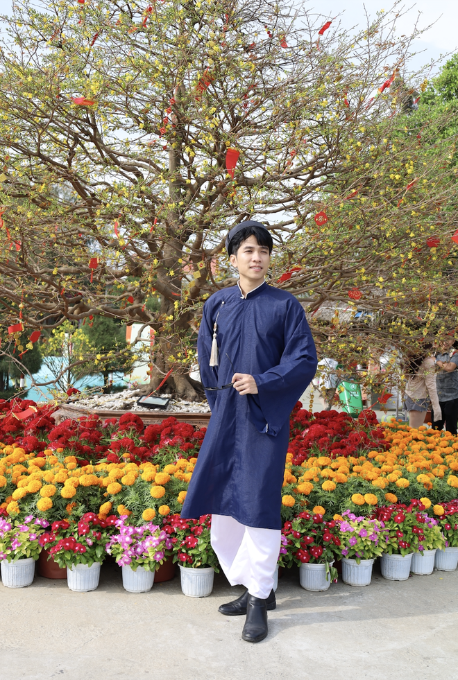 'Cụ mai' 150 tuổi bung nở ở Cần Giờ, du kh&aacute;ch n&ocirc; nức xin lộc đầu năm- Ảnh 7.