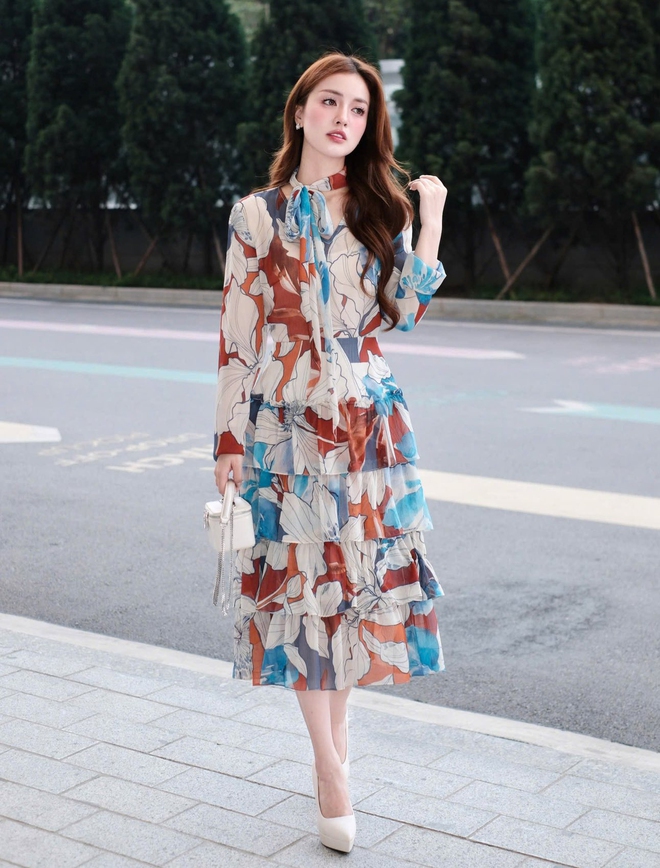 Diện váy hoa, đầm họa tiết, nàng lúc nào cũng trẻ trung xinh đẹp- Ảnh 10.