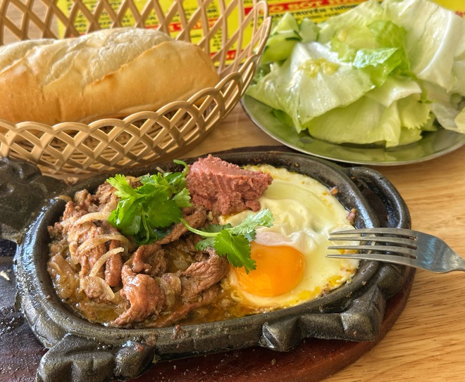 Loạt qu&aacute;n ăn ở TP.HCM d&aacute;n bảng 'b&aacute;n xuy&ecirc;n tết', c&oacute; tăng gi&aacute; kh&ocirc;ng? - Ảnh 3.