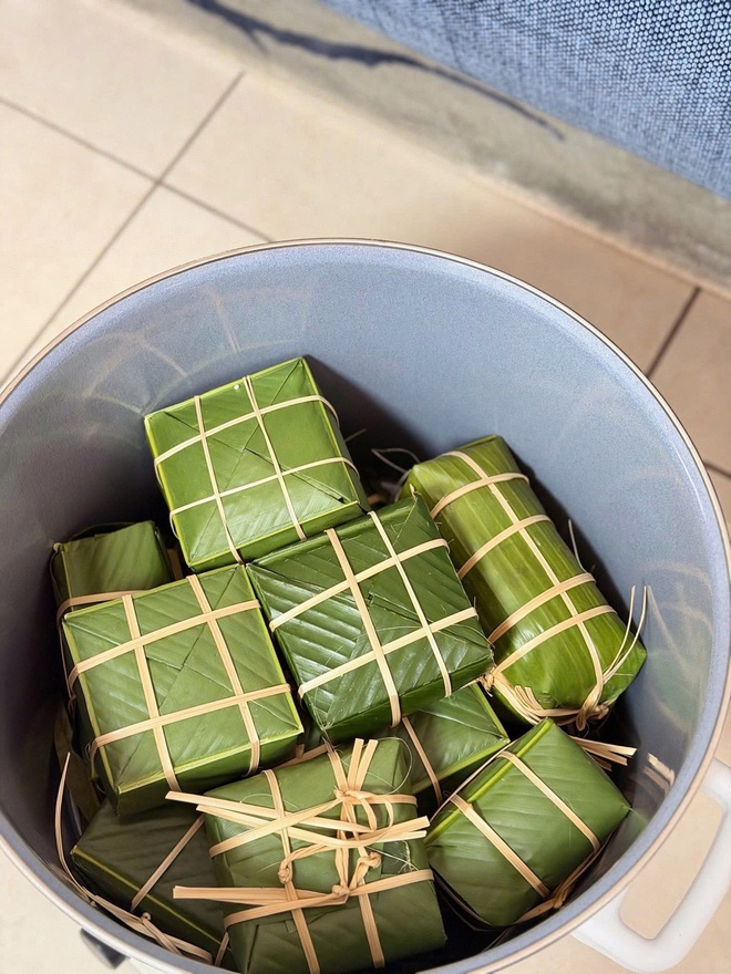 Người Việt tại Thụy Sĩ g&oacute;i b&aacute;nh chưng đ&oacute;n tết Giữa tiết trời lạnh gi&aacute; - Ảnh 9.