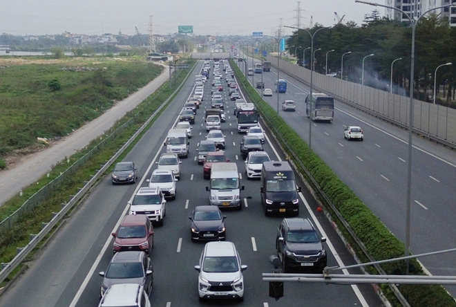 Xe nối đuôi nhau trở lại Hà Nội ngày mùng 5 tết Bính Ngọ- Ảnh 11. Xe nối đuôi nhau trở lại Hà Nội ngày mùng 5 tết Bính Ngọ- Ảnh 11.