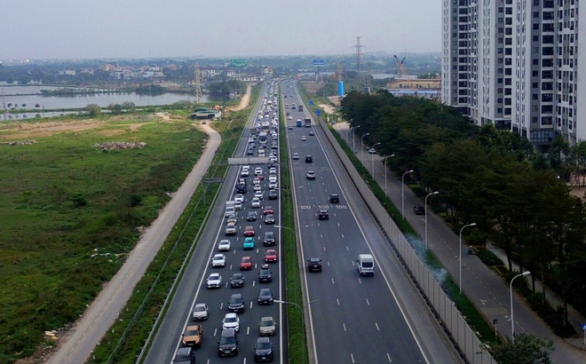 Xe nối đuôi nhau trở lại Hà Nội ngày mùng 5 tết Bính Ngọ- Ảnh 10. Xe nối đuôi nhau trở lại Hà Nội ngày mùng 5 tết Bính Ngọ- Ảnh 10.