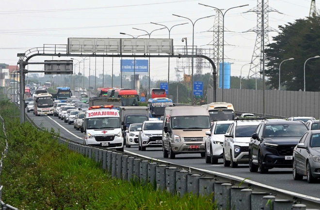 Xe nối đuôi nhau trở lại Hà Nội ngày mùng 5 tết Bính Ngọ- Ảnh 12. Xe nối đuôi nhau trở lại Hà Nội ngày mùng 5 tết Bính Ngọ- Ảnh 12.