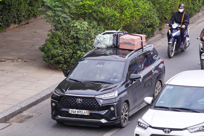 Xe nối đuôi nhau trở lại Hà Nội ngày mùng 5 tết Bính Ngọ- Ảnh 7. Xe nối đuôi nhau trở lại Hà Nội ngày mùng 5 tết Bính Ngọ- Ảnh 7.