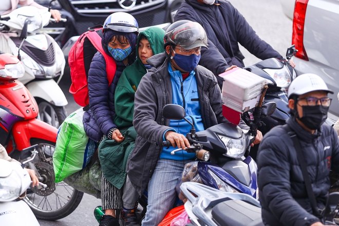 Xe nối đuôi nhau trở lại Hà Nội ngày mùng 5 tết Bính Ngọ- Ảnh 6. Xe nối đuôi nhau trở lại Hà Nội ngày mùng 5 tết Bính Ngọ- Ảnh 6.