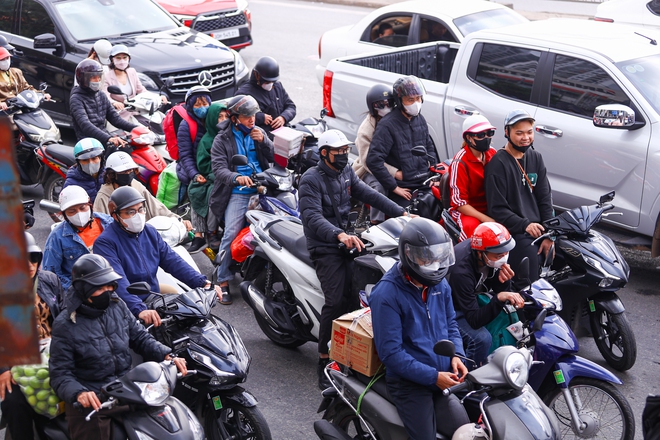 Xe nối đuôi nhau trở lại Hà Nội ngày mùng 5 tết Bính Ngọ- Ảnh 5. Xe nối đuôi nhau trở lại Hà Nội ngày mùng 5 tết Bính Ngọ- Ảnh 5.