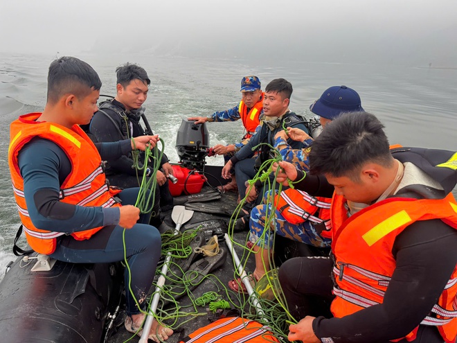 20 đặc c&ocirc;ng người nh&aacute;i lặn t&igrave;m 6 nạn nh&acirc;n mất t&iacute;ch tr&ecirc;n hồ Th&aacute;c B&agrave;- Ảnh 3.