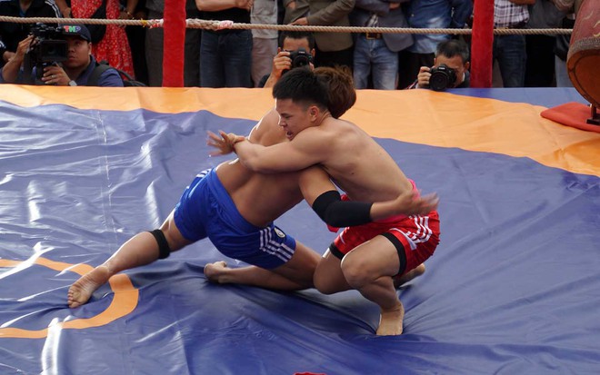 Sới vật gần 700 năm nóng rực đất cảng - Ảnh 4.