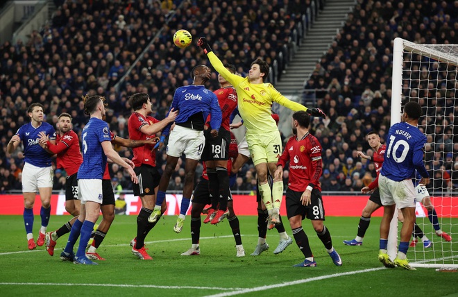 HLV Everton cay đắng thừa nhận M.U thắng may mắn, HLV Carrick ca ngợi hết lời 2 nh&acirc;n vật đặc biệt- Ảnh 2.