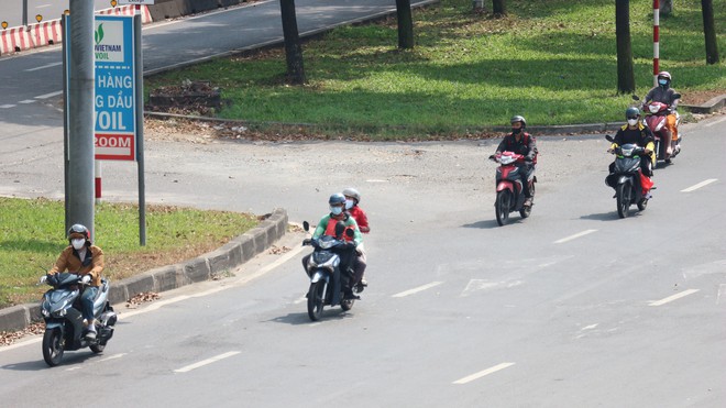 Mới tháng 2 đã nắng cháy da, nhiều người bị 'sốc nhiệt' vì quá nóng- Ảnh 4. Mới tháng 2 đã nắng cháy da, nhiều người bị 'sốc nhiệt' vì quá nóng- Ảnh 4.