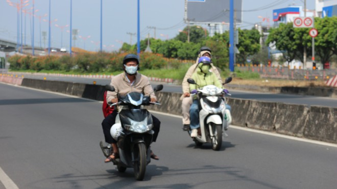 Mới tháng 2 đã nắng cháy da, nhiều người bị 'sốc nhiệt' vì quá nóng- Ảnh 5. Mới tháng 2 đã nắng cháy da, nhiều người bị 'sốc nhiệt' vì quá nóng- Ảnh 5.