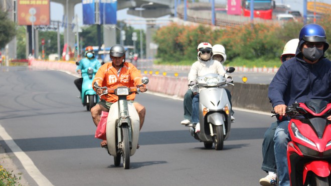 Mới tháng 2 đã nắng cháy da, nhiều người bị 'sốc nhiệt' vì quá nóng- Ảnh 6. Mới tháng 2 đã nắng cháy da, nhiều người bị 'sốc nhiệt' vì quá nóng- Ảnh 6.