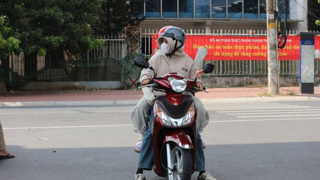 Mới tháng 2 đã nắng cháy da, nhiều người bị 'sốc nhiệt' vì quá nóng- Ảnh 7. Mới tháng 2 đã nắng cháy da, nhiều người bị 'sốc nhiệt' vì quá nóng- Ảnh 7.