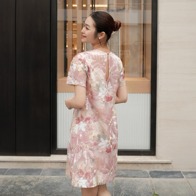 Tận hưởng tiết xuân mát dịu qua những chiếc váy hoa tươi sáng- Ảnh 9. Tận hưởng tiết xuân mát dịu qua những chiếc váy hoa tươi sáng- Ảnh 9.